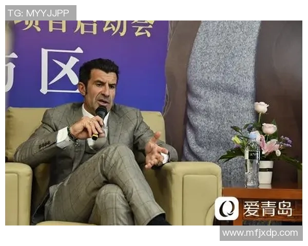 足球明星菲戈的动漫风格壁纸尽显魅力与激情，带你领略球场传奇的精彩瞬间